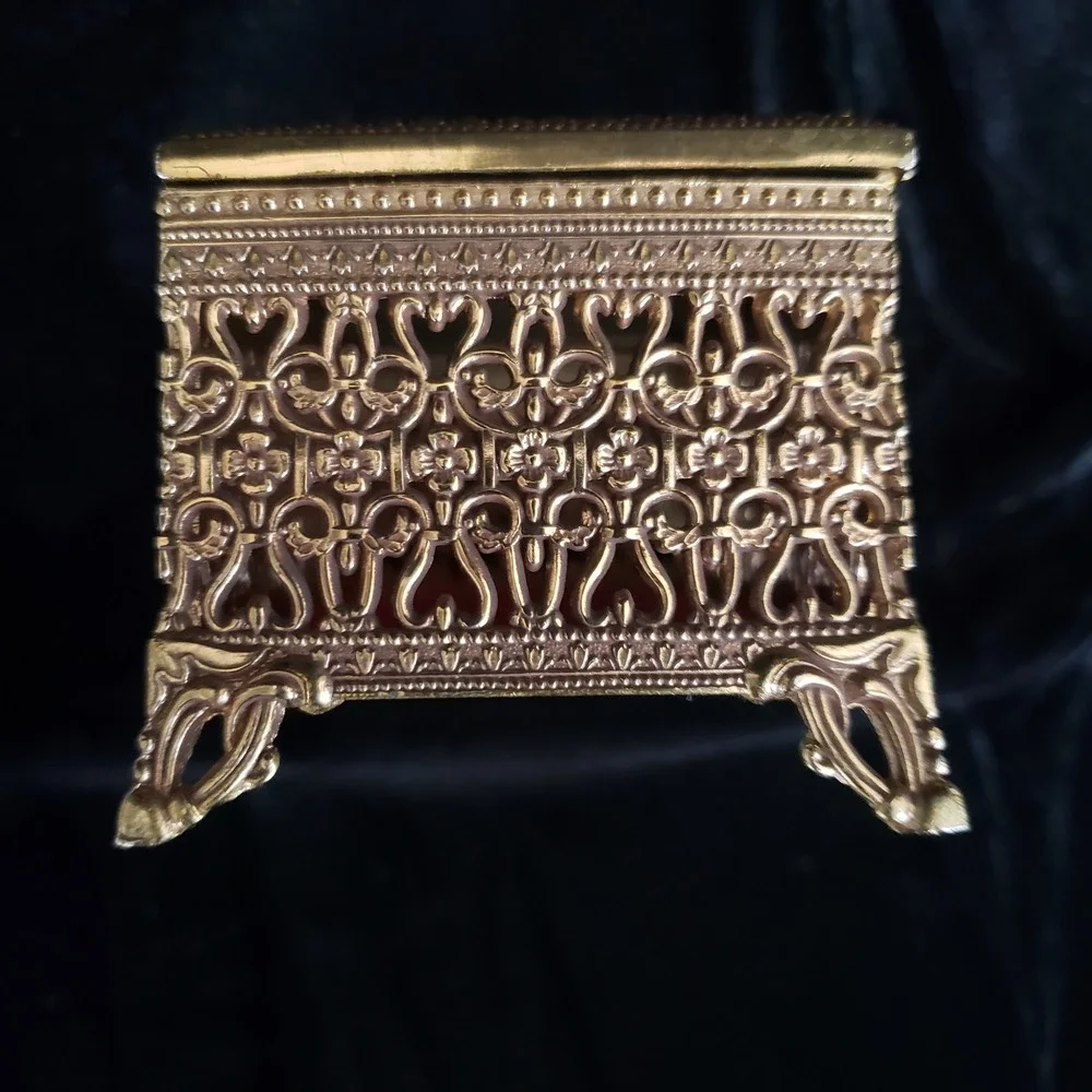 VTG‎ Ornate Gold Tone Brass Filigree Jewelry Trinket Box Glass Hinged Lid Japan